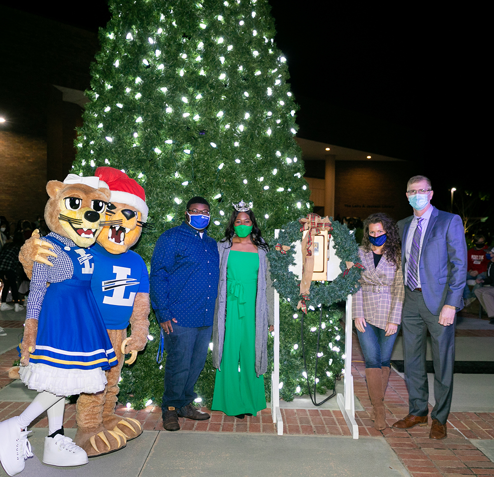 tree lighting officials