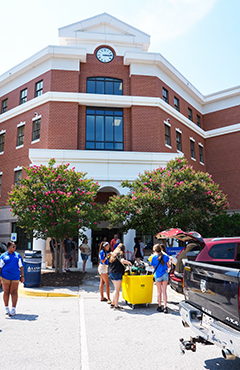 students moving in to Centennial